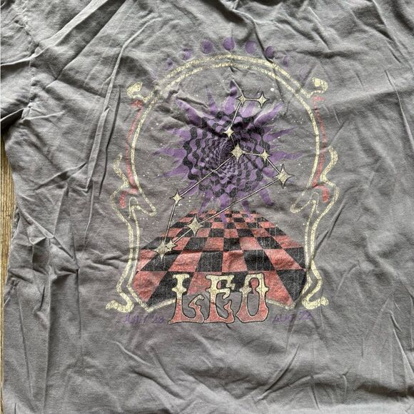 Retro 70’s Psycedelic Style “Leo” Zodiac Graphic tee - Picture 2 of 4